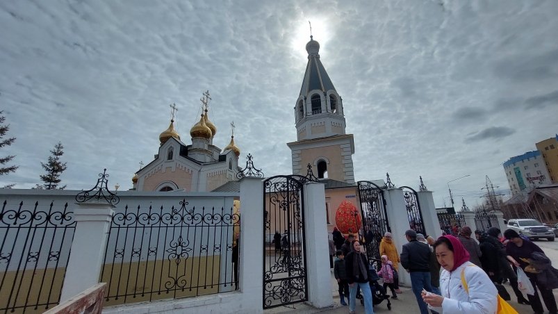 В храмах Якутска православные христиане отмечают Пасху