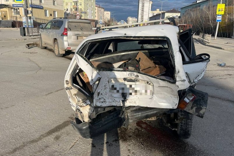 В Якутске пьяный водитель на чужом внедорожнике устроил ДТП