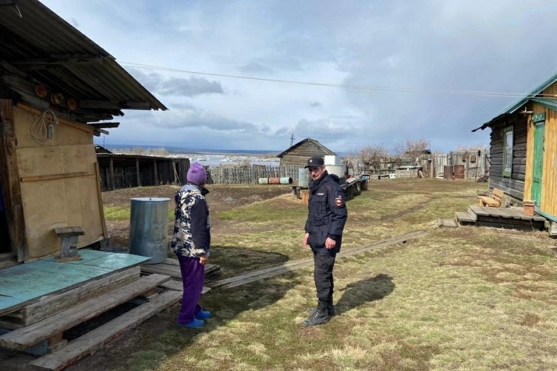 Полицейские помогают жителям подтопленных сел В Олёкминском районе Якутии