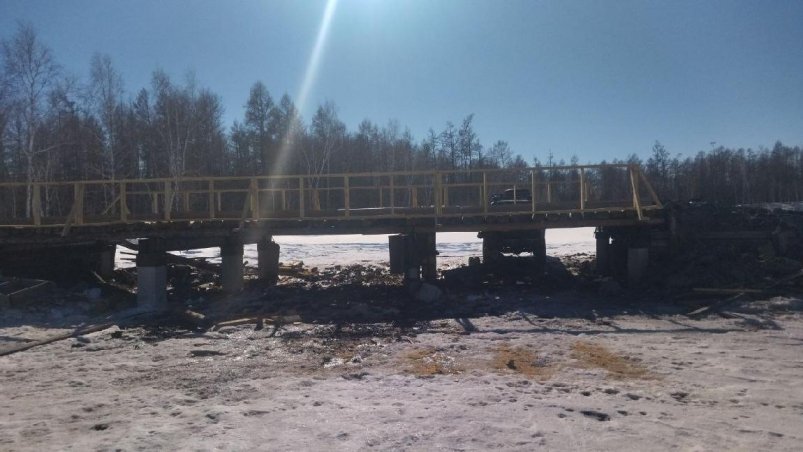 Перегруженный углем грузовик разрушил мост в Якутии