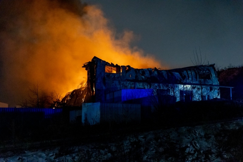 Десять гаражей отстояли пожарные от огня в Якутии