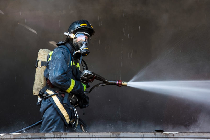 Более 40 пожарных спасали от огня магазин в Якутии