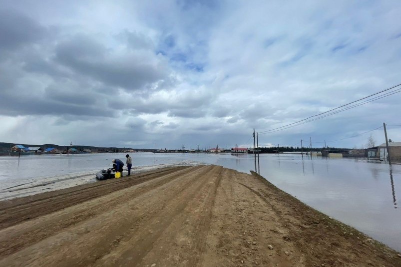 В Якутии из-за паводка размыло дороги в Намском районе