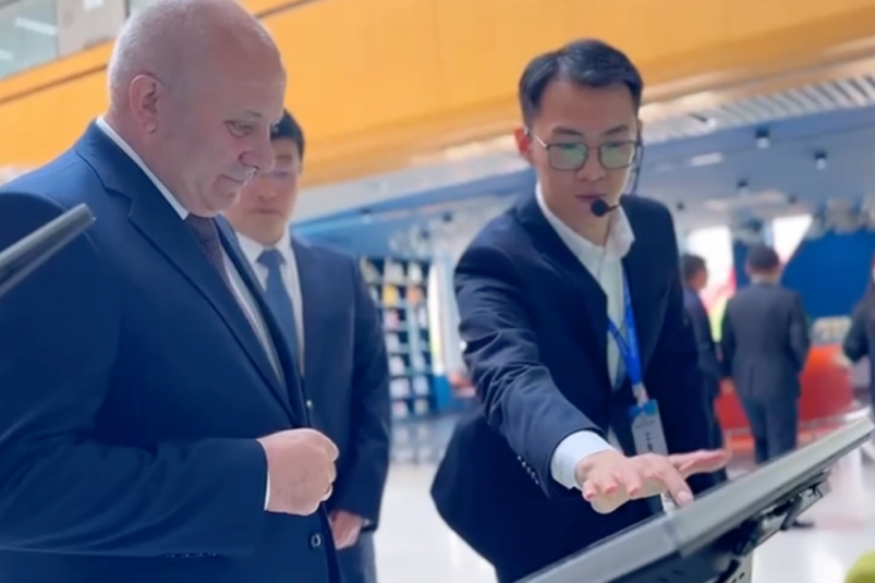 Мэр Хабаровска Сергей Кравчук открыл в Китае библиотеку нового высокотехнологичного стандарта