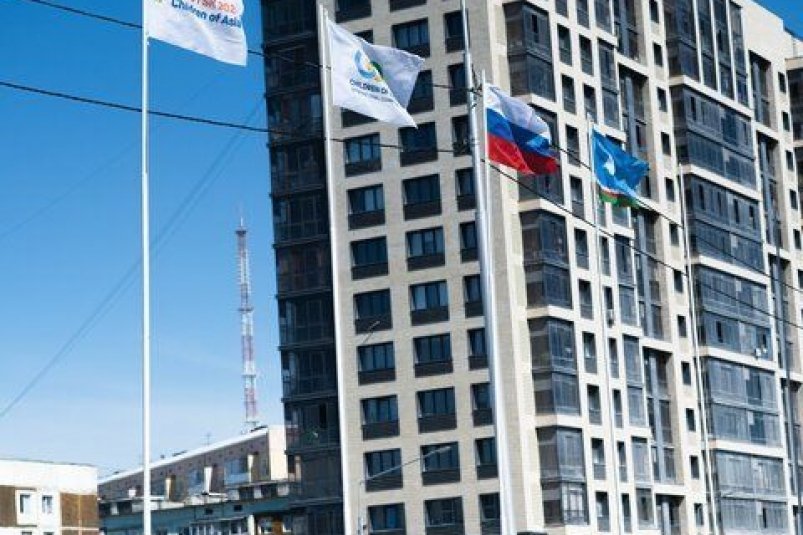 В Якутске над деревней спортсменов подняли флаг России
