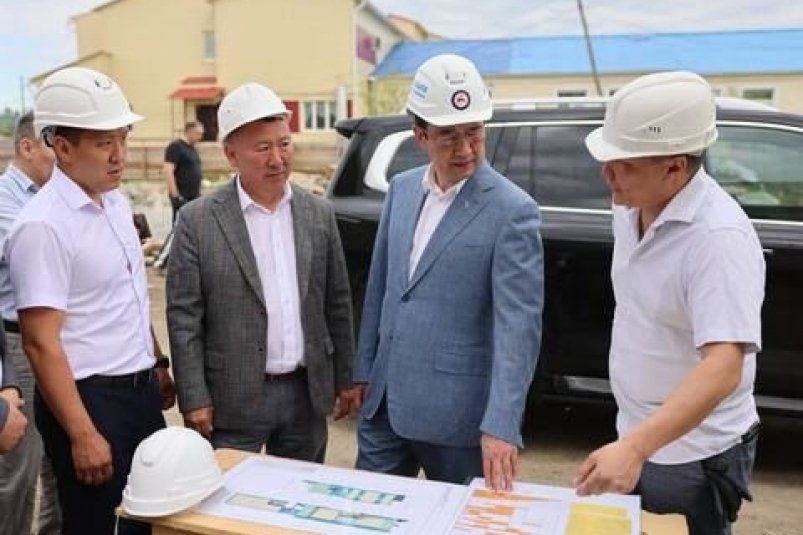 Глава Якутии проверил строительство универсального спорткомплекса в селе Андреевское