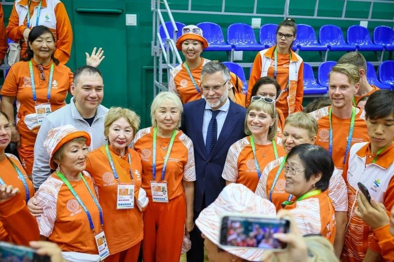 Председатель Правительства Якутии встретился с волонтерами VIII МСИ 