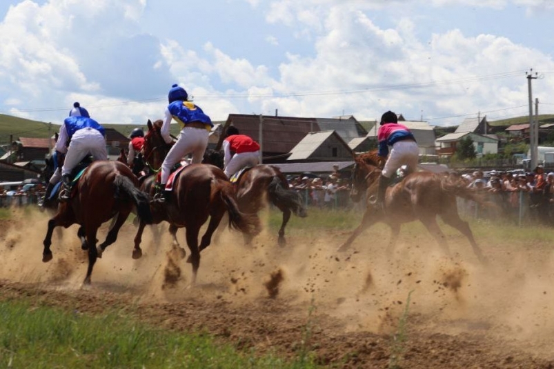 Во время "Ысыаха Туймаады" пройдут конные скачки на приз Главы Якутии