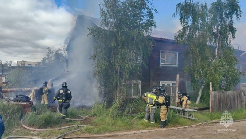 55 огнеборцев тушат крупный пожар в Якутске