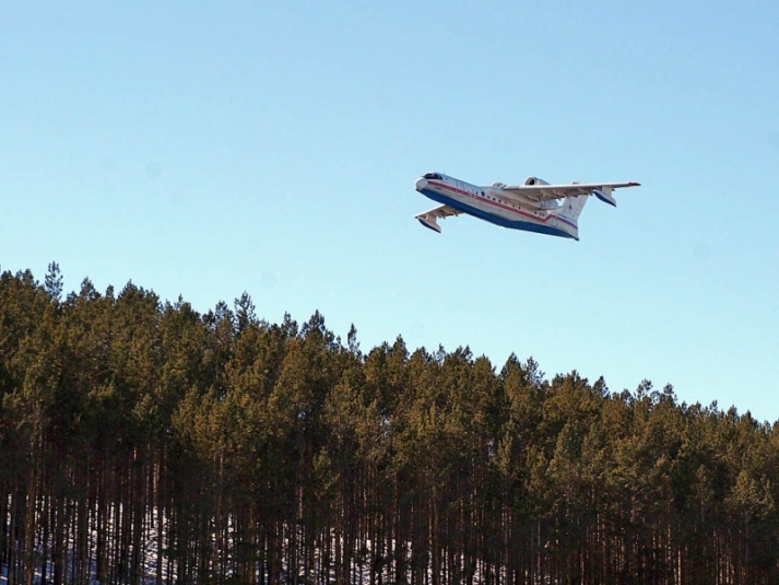 Самолет Бе-200 ЧС помог в тушении лесного пожара в Алданском районе Якутии