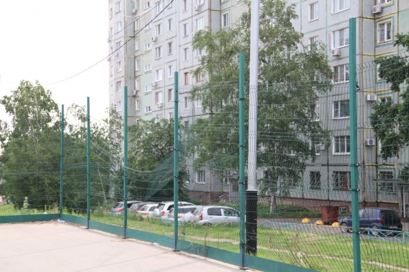 Сергей Кравчук и общественники оценили состояние ограждения на спортивной площадке