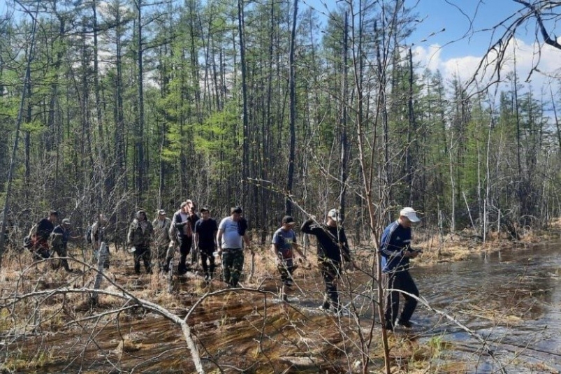 В Якутии пропавшего в лесу подростка всю ночь искали спасатели