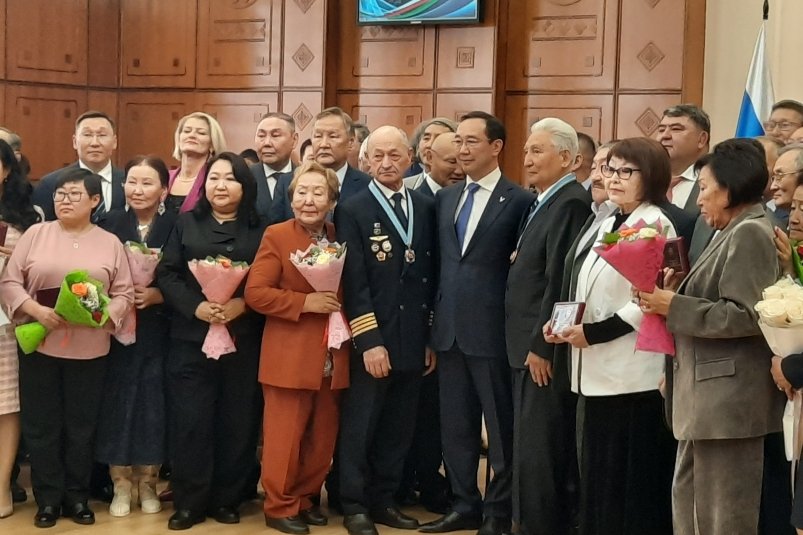 Айсен Николаев вручил награды якутянам за вклад в социально-экономическое развитие Якутии