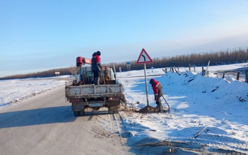 Ледовую переправу через реку Лену готовят дорожники Якутии