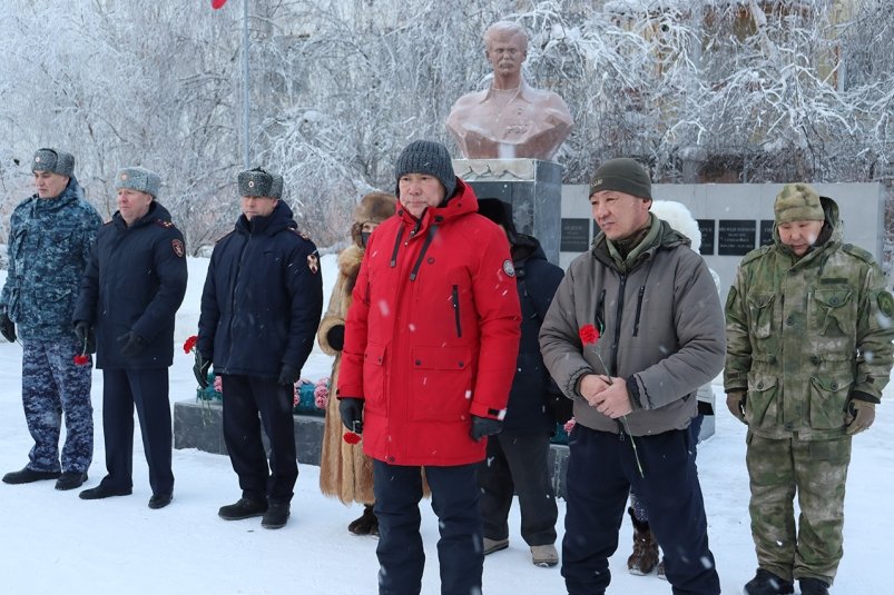 В Якутске росгвардейцы почтили память Александра Рыжикова и Станислава Голомарева 