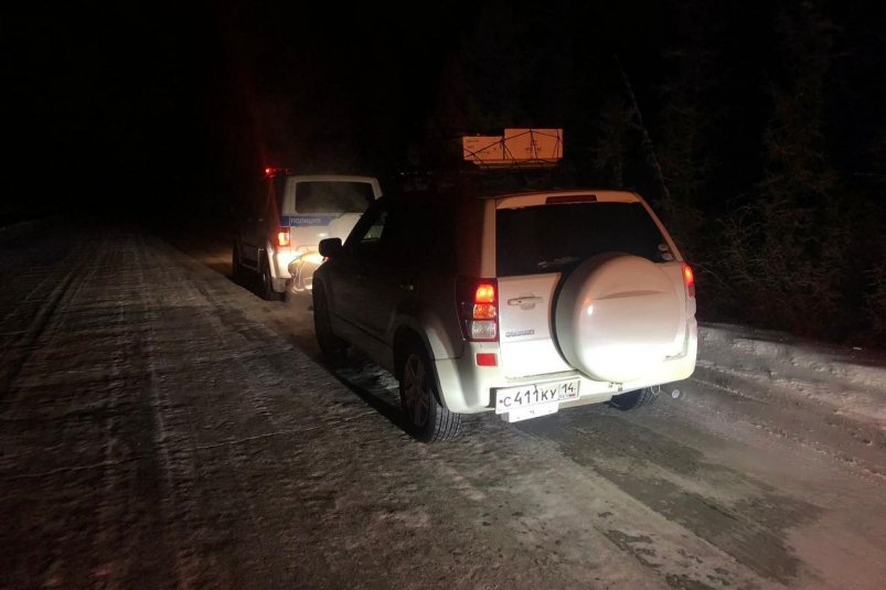 Инспекторы ДПС помогли пожилой супружеской паре на трассе в Якутии