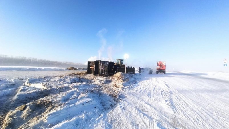 На ледовой переправе Нижний Бестях – Якутск перевернулся грузовик