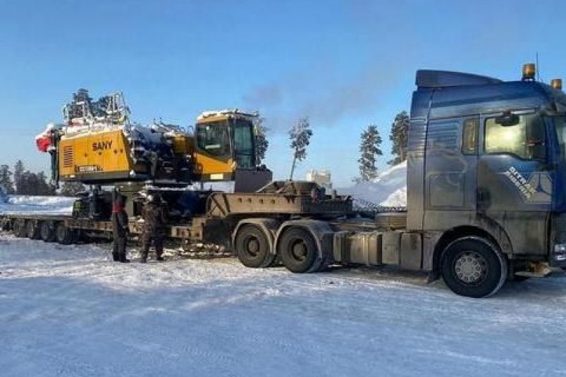 В Якутск доставлена тяжелая спецтехника для строительства Ленского моста