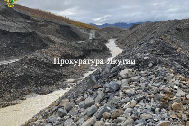 Компания загрязнила реку во время добычи золота в Якутии