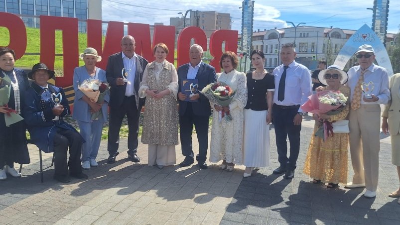 Вальс, награды и признание в любви - в Якутске отметили День семьи, любви и верности