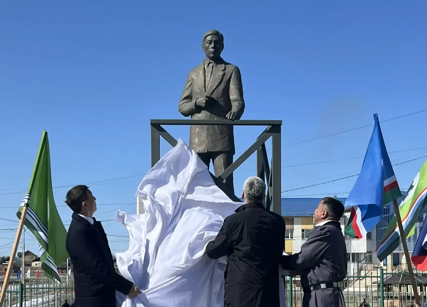 Памятник Платону Ойунскому открыли в селе Черкех Таттинского улуса  пресс-служба главы и правительства РС (Я)