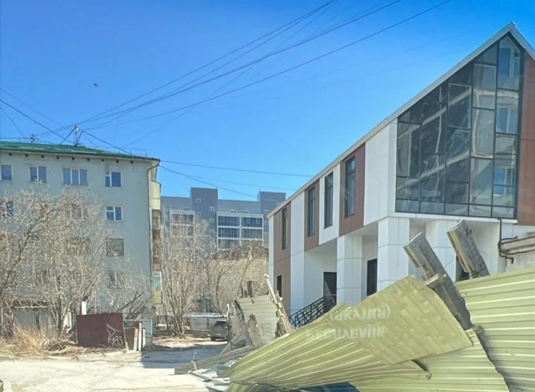 В Якутске усилили проверки уличных конструкций из-за ветра ИА YakutiaMedia