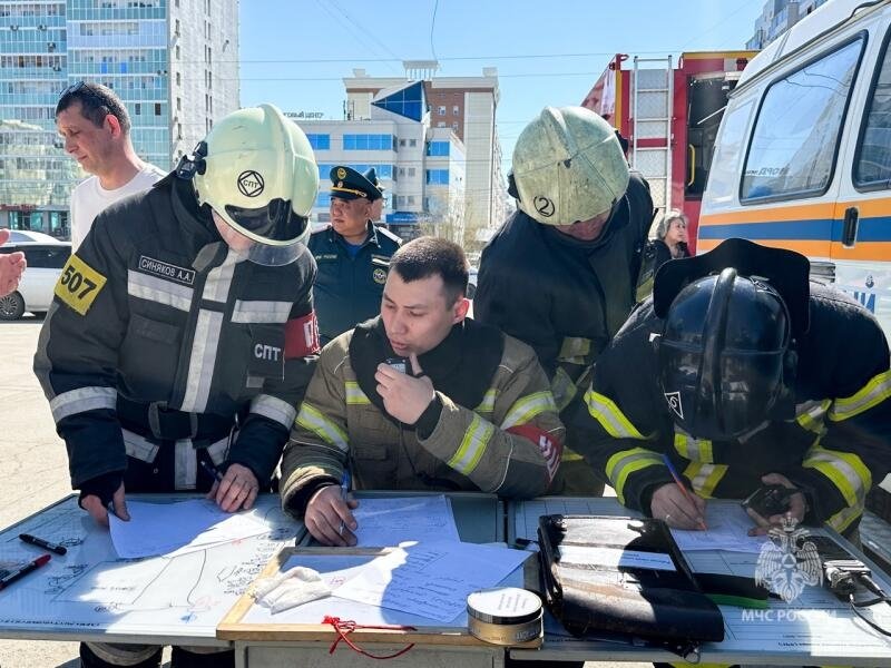 10 человек эвакуировали при пожаре в торговом центре в Якутске МЧС России по РС (Я)