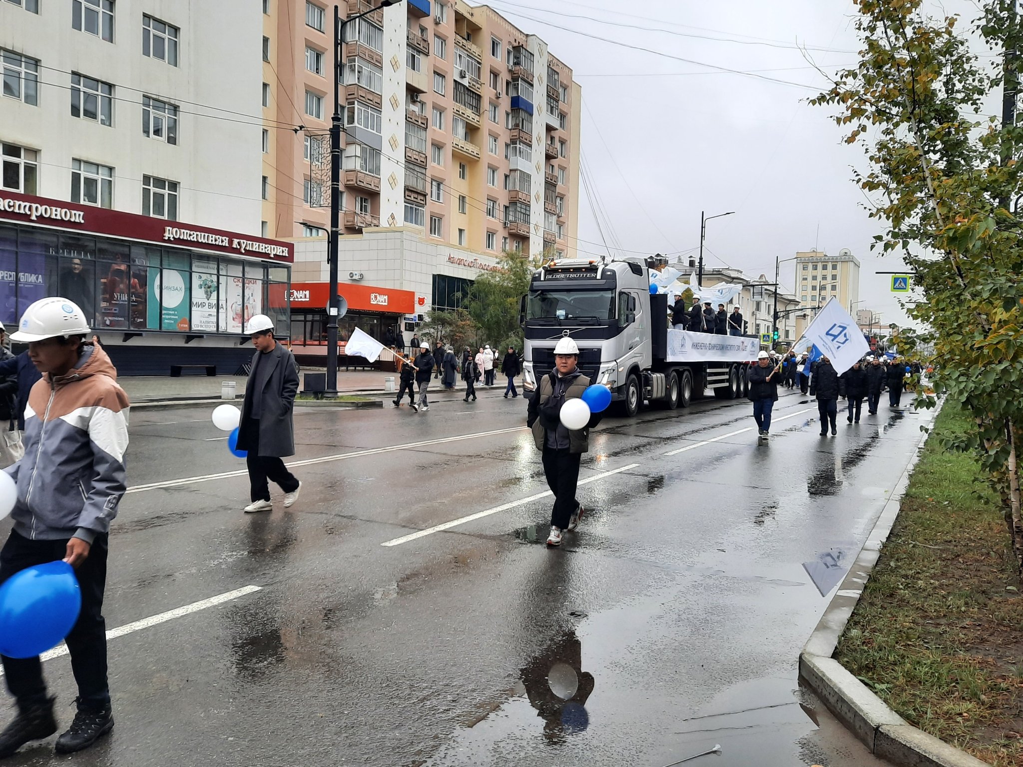 Тысячи жителей Якутска приняли участие в праздничном шествии ИА YakutiaMedia