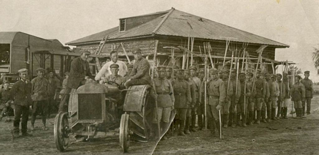 Первый трактор в Якутии 1928 год.