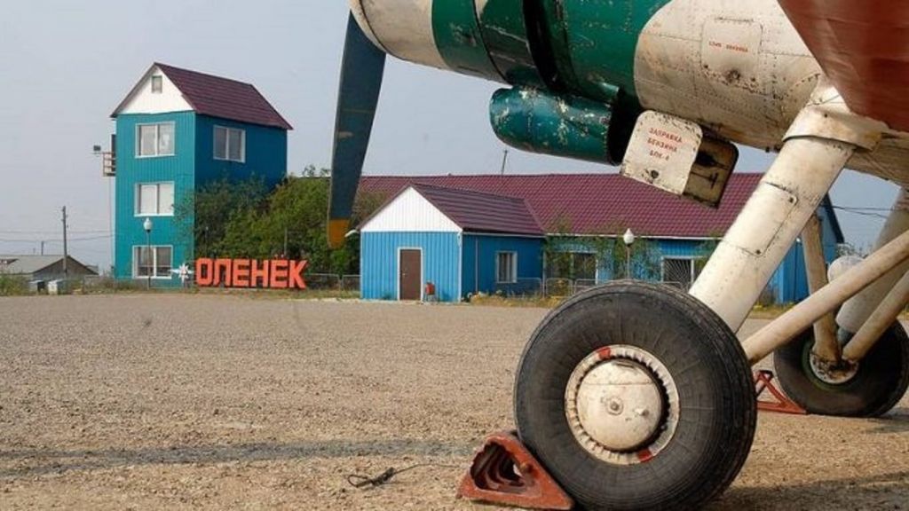 Аэропорт в селе Оленек. Обеспечивает регулярное авиасообщение с региональным центром — Якутском, с населёнными пунктами соседних улусов — Удачным и Саскылахом.
