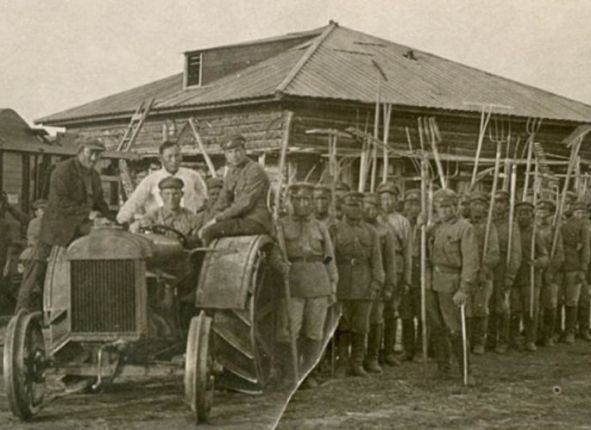Первый трактор в Якутии 1928 год.