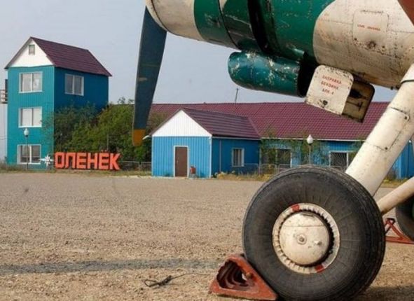 Аэропорт в селе Оленек. Обеспечивает регулярное авиасообщение с региональным центром — Якутском, с населёнными пунктами соседних улусов — Удачным и Саскылахом.